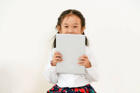 白色背景上带平板电脑的小快乐孩子。 童年生活方式。