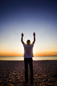 双手托起太阳图片