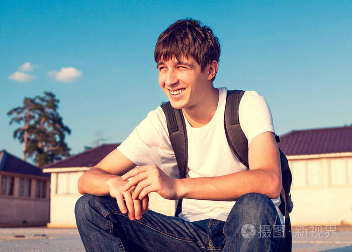 一张欢快的年轻人坐在城市街道上的彩色照片