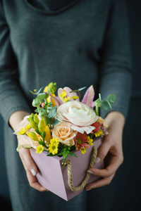 女人手里的漂亮花束