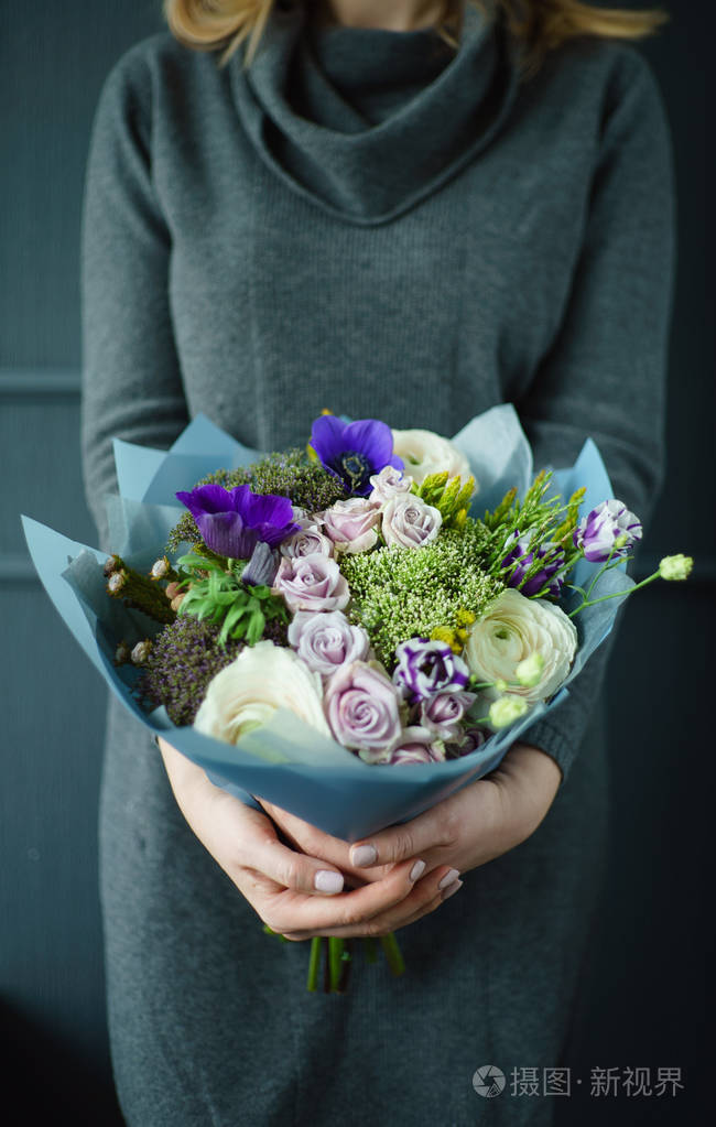 女人手里的漂亮花束