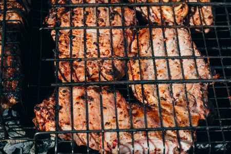 猪肉在烤架上炒, 用于烧烤