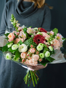 女人手里的漂亮花束