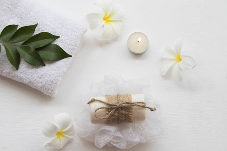 草本肥皂特布保健身体皮肤花frangipani背景白色木制
