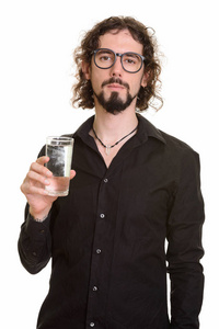 英俊的白种人男子，拿着杯水