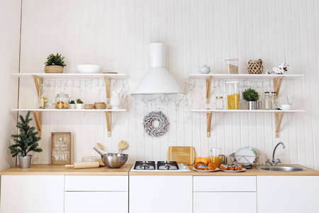 明亮厨房中的厨房桌子的正面视图照片