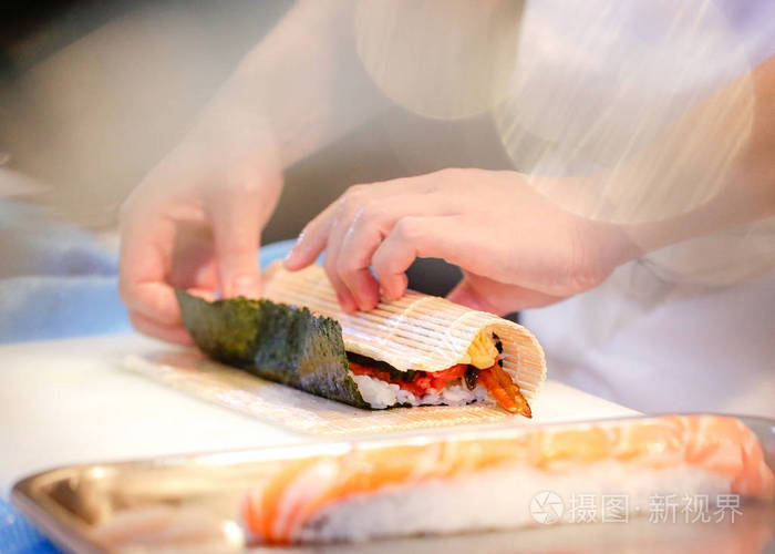 厨师手准备日本菜厨师做寿司准备寿司卷