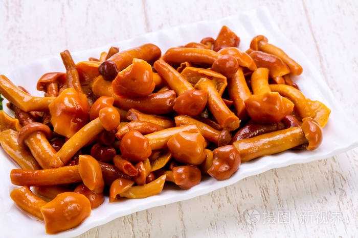 用香料在碗里腌制蘑菇