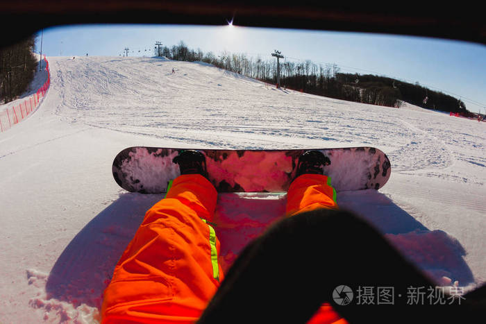 一名男性滑雪者坐在雪地上的视角拍摄
