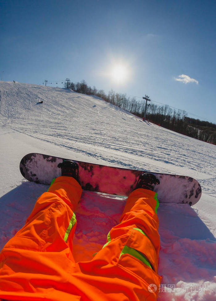 一名男性滑雪者坐在雪地上的视角拍摄