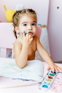 可爱的小女孩在家画画。 创造力教育成功理念。