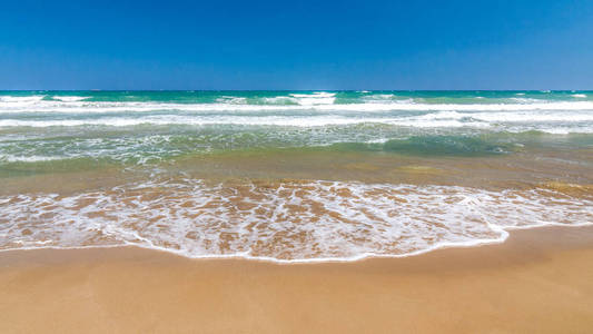 沙滩在平静的绿松石海的海岸，蓝天岛克里特岛在希腊欧洲。