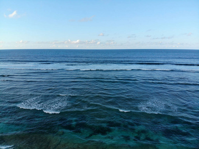 蓝色的海水。 由DJI摄像机制作