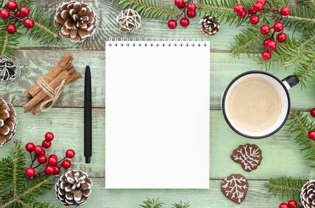 空白笔记本在新年背景与冷杉树松果和咖啡杯。平面平面顶部视图。冬季模型