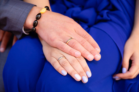 新娘新郎手中拿着结婚戒指