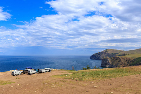 俄罗斯奥克洪岛北部的越野车图片