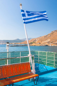 希腊国旗在沿着克里特岛海岸的海上，希腊欧洲。