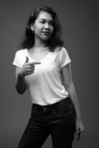 年轻美丽的亚洲妇女演播室画像在黑白