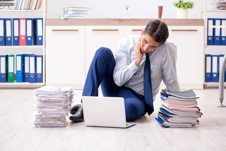 繁忙的办公室工人图片