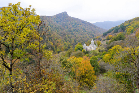 美丽的亚美尼亚修道院在秋天的森林里。
