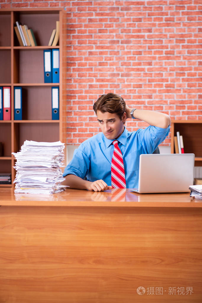 坐在办公室里工作过多的年轻员工