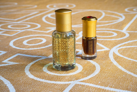 阿拉伯耳亚尔在一个迷你瓶子。浓缩的乌木油香水