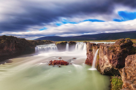 戈达福斯Akureyri瀑布在晴天壮观的冰岛景观标志性的地方，蓝色多云的天空长期暴露。 冰岛以北的诺鲁兰河