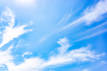 在泰国的午后,天空中有一片白云照片