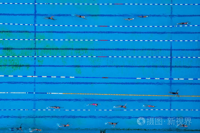 泳标志泳道及泳客的泳池鸟瞰图