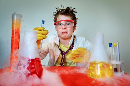 疯狂的年轻科学家在实验室里进行实验