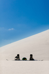 滑雪板和滑雪谷歌躺在自由人坡附近的雪地上