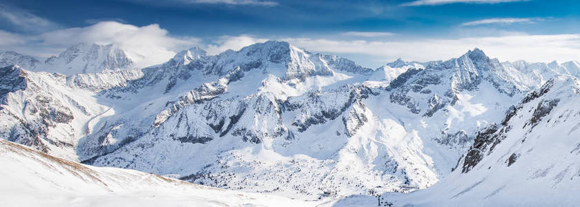 图纳莱滑雪胜地与RhaetianAlps Tonale通过意大利欧洲。