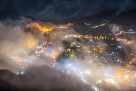 雾移动通过越南的萨帕村在晚上的时间。