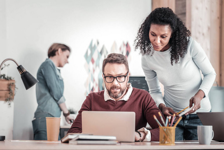 在他的项目中工作的细心的男性照片