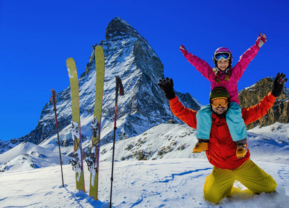 幸福的家庭在山上享受寒假。 滑雪阳光雪和乐趣。