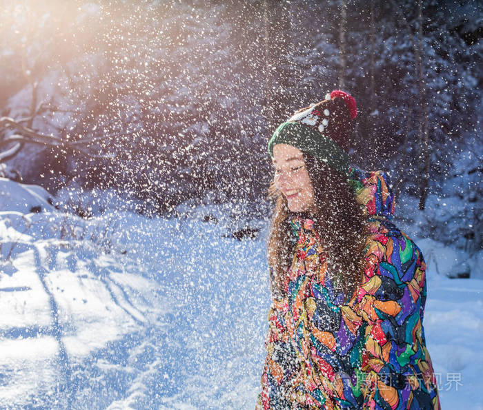 快乐的冬天有趣的女人扔雪横幅.