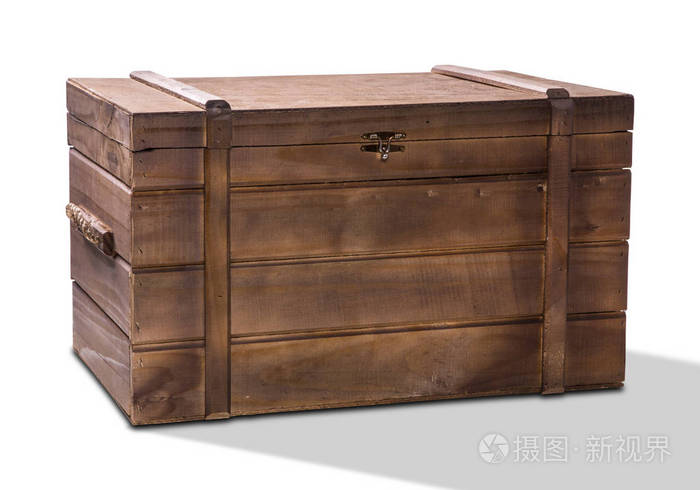 白色背景上隔离的旧木箱