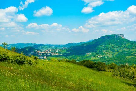  Monti and Stone Bismantova in spring, Reggio Emilia, Emilia Rom