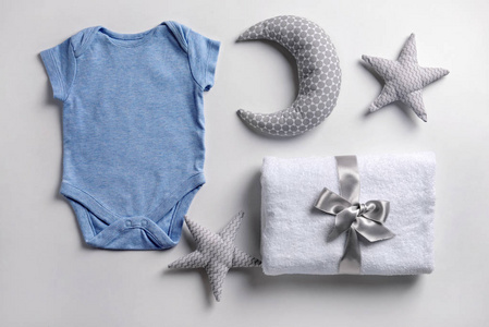 白色背景下可爱的婴儿衣服毛巾和玩具