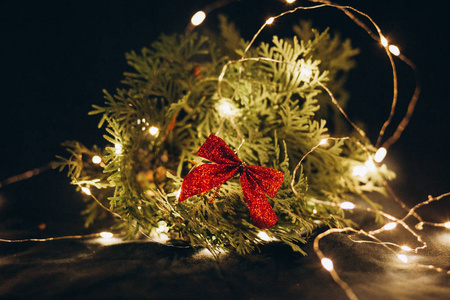 带花环的新年玩具