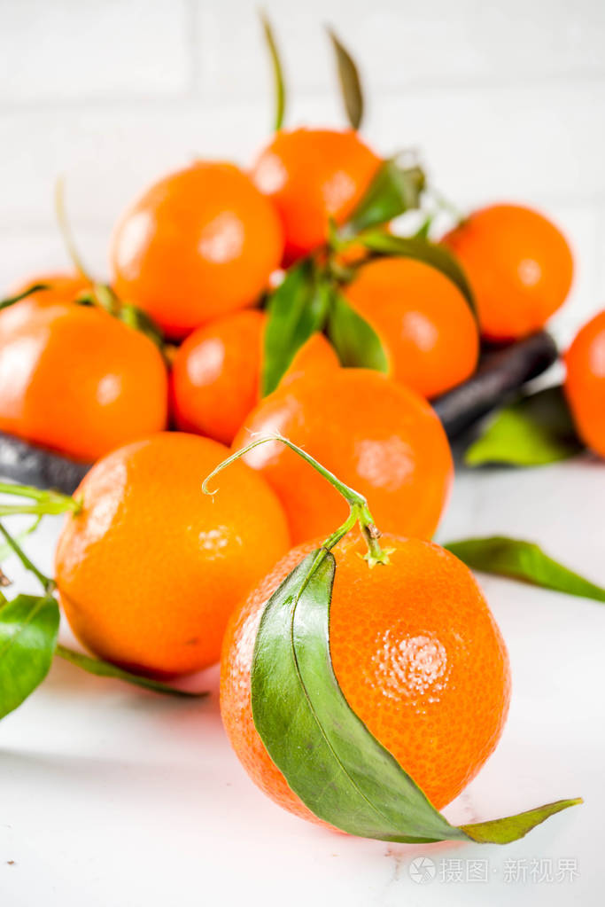 新鲜的生有机橘子带叶顶视图平面复制空间