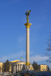 乌克兰独立广场独立纪念碑,高白色大理石柱和铜像,上面有金色的装饰.