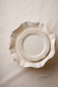 亚麻桌布瓷盘自然材料概念