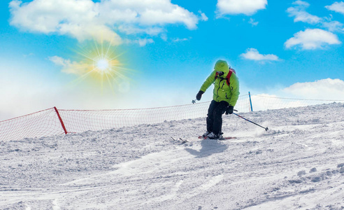 山里的滑雪者准备了活塞和晴天。