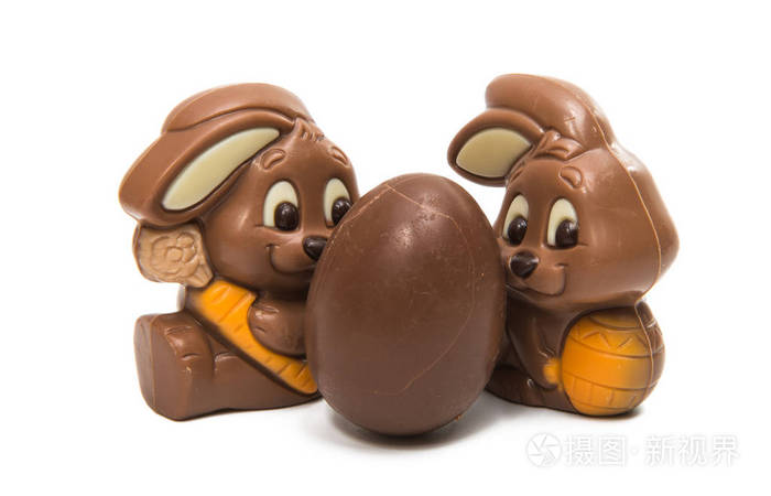 白色背景上分离的巧克力兔子