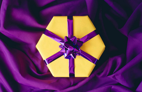 黄色礼品盒与紫色弓