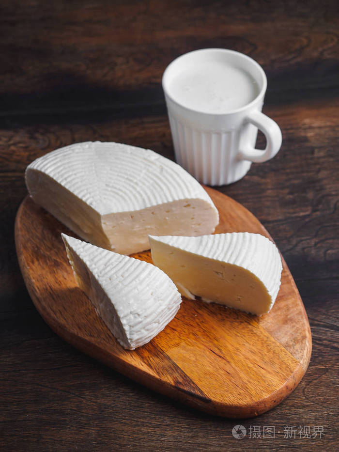 在木板上用自制的山羊奶酪切片。
