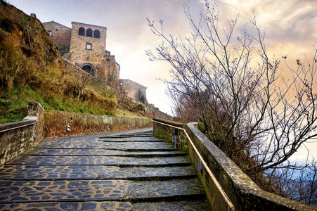 西维塔迪巴格诺雷吉奥日落时分，古村风景如画，雷雨后，在陡峭的凝灰岩山上。意大利拉齐奥维泰博