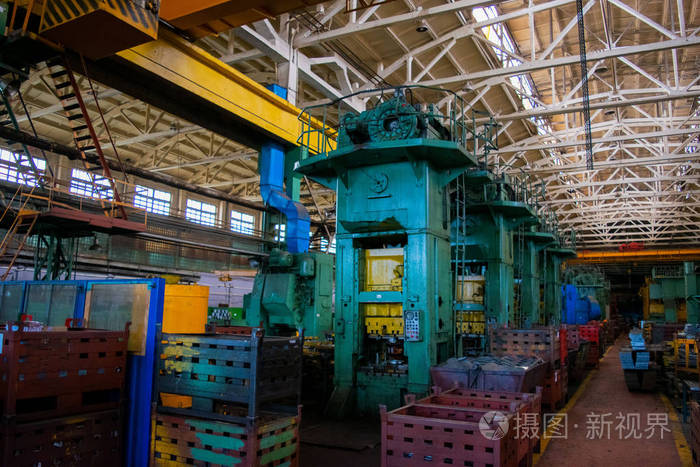 冶金机械车间在室内工作.工业车间锻压装置内的压机.
