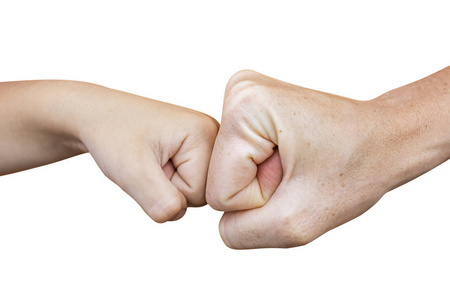 力量五,拳头碰撞或兄弟.儿童和成人拳头相互接触的特写照片